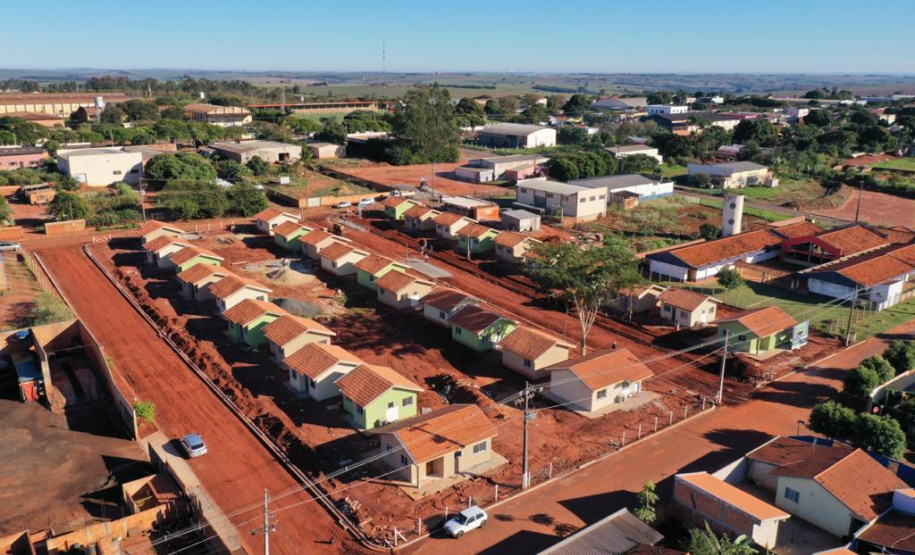 Trinta famílias de Centenário do Sul aguardam ansiosas pela perspectiva de conquistarem uma casa própria nos próximos meses. Elas participaram da última etapa legal antes de receberam as chaves das novas moradias do Governo do Paraná, cujas obras devem ser concluídas até setembro. 
Foto: Alessandro Vieira