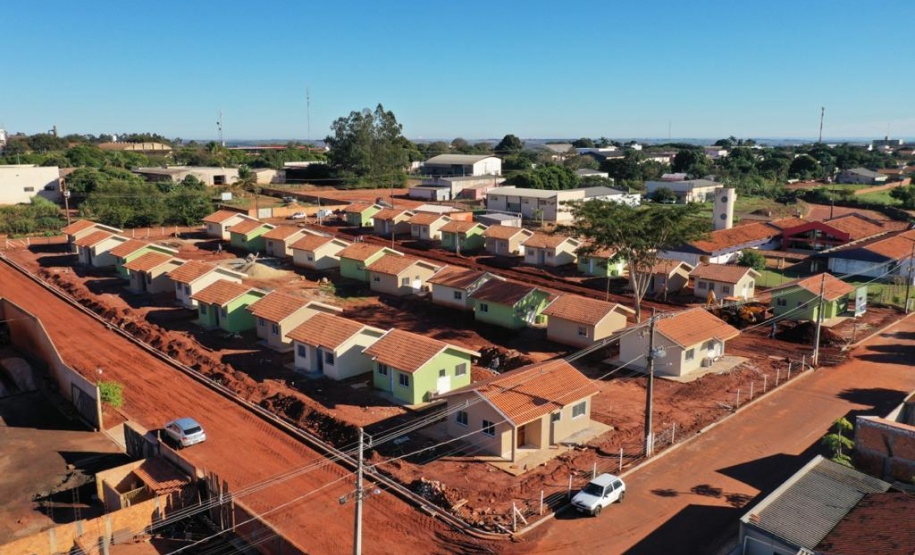 Trinta famílias de Centenário do Sul aguardam ansiosas pela perspectiva de conquistarem uma casa própria nos próximos meses. Elas participaram da última etapa legal antes de receberam as chaves das novas moradias do Governo do Paraná, cujas obras devem ser concluídas até setembro. 
Foto: Alessandro Vieira