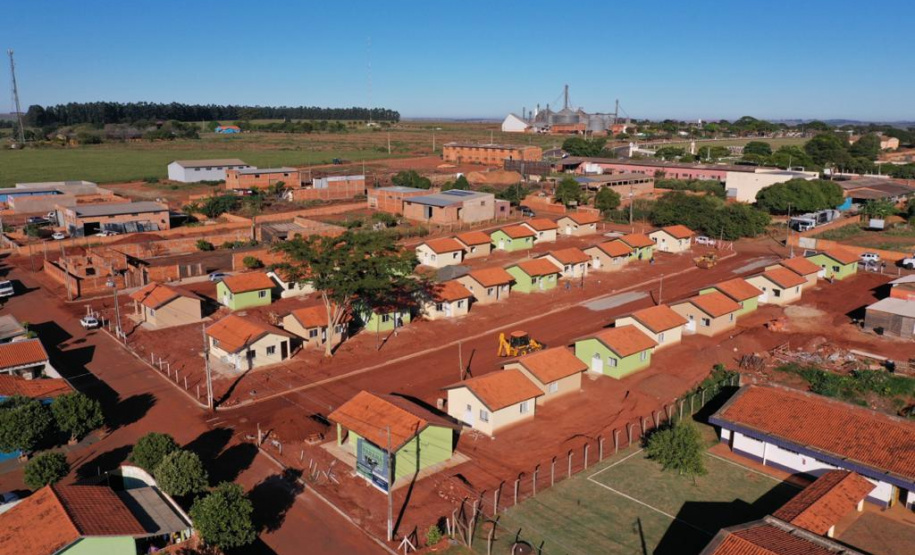 Trinta famílias de Centenário do Sul aguardam ansiosas pela perspectiva de conquistarem uma casa própria nos próximos meses. Elas participaram da última etapa legal antes de receberam as chaves das novas moradias do Governo do Paraná, cujas obras devem ser concluídas até setembro. 
Foto: Alessandro Vieira