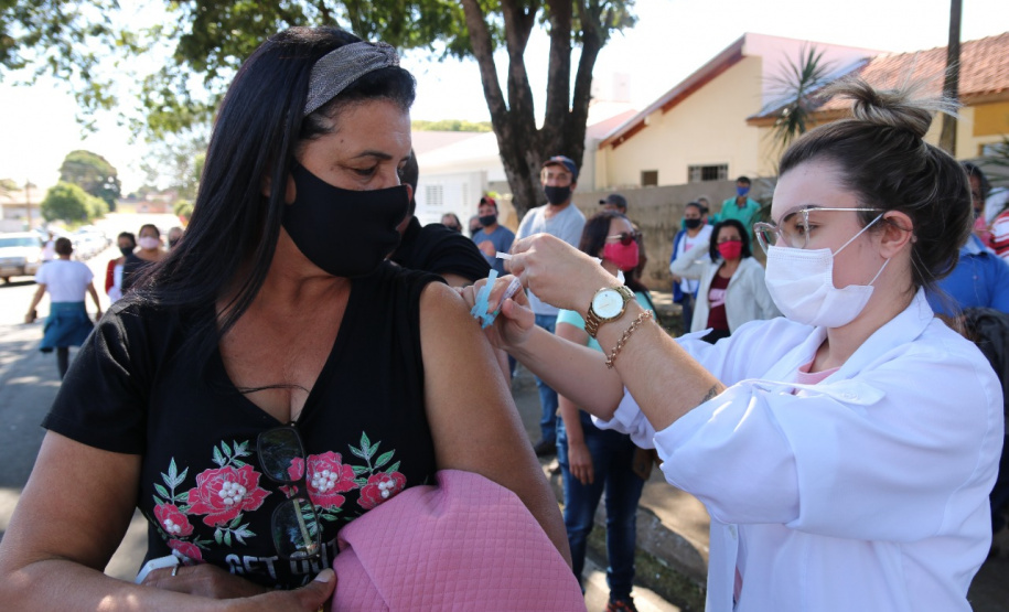 Mais de 1 milhão de pessoas foram vacinadas contra a Covid-19 aos finais de semana no Paraná
Foto: SESA/Regionais de Saúde