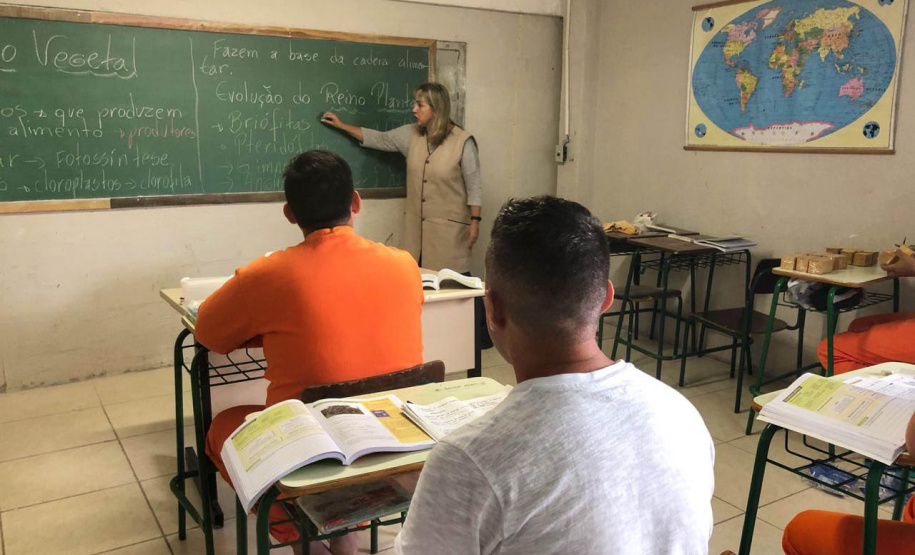 Vinte e um presos do sistema prisional do Paraná foram aprovados em primeira chamada no vestibular da Universidade Estadual de Londrina (UEL), cujo o resultado foi divulgado nesta segunda-feira (05/07). Os cursos que registraram maior quantidade de Pessoas Privadas de Liberdades aprovadas foram Educação Física (7), Serviço Social (2), Direito (2) e Nutrição (2). -  Curitiba, 05/07/2021  -  Foto: Geraldo Bubniak/AEN
