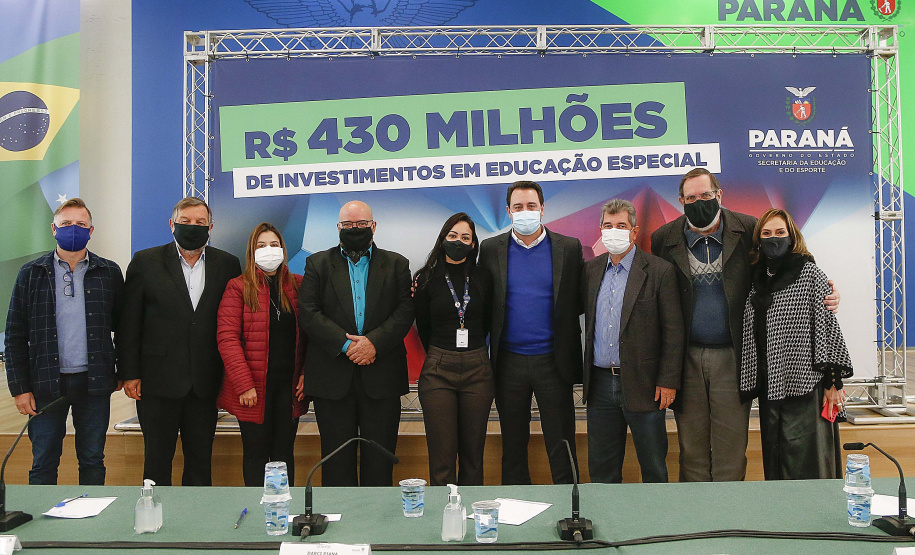 O Governo do Estado vai ampliar em 10% o investimento na educação especial do Paraná. O novo acordo, assinado nesta terça-feira (6) pelo governador Carlos Massa Ratinho Junior, em cerimônia no Palácio Iguaçu, prevê investimentos de R$ 432,3 milhões no ciclo que começa no próximo dia 1º de agosto e vai até o fim de janeiro de 2023. Foto: Jonathan Campos/AEN