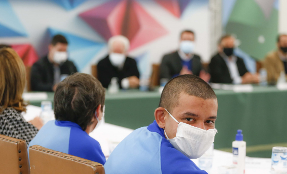 O Governo do Estado vai ampliar em 10% o investimento na educação especial do Paraná. O novo acordo, assinado nesta terça-feira (6) pelo governador Carlos Massa Ratinho Junior, em cerimônia no Palácio Iguaçu, prevê investimentos de R$ 432,3 milhões no ciclo que começa no próximo dia 1º de agosto e vai até o fim de janeiro de 2023. Foto: Jonathan Campos/AEN