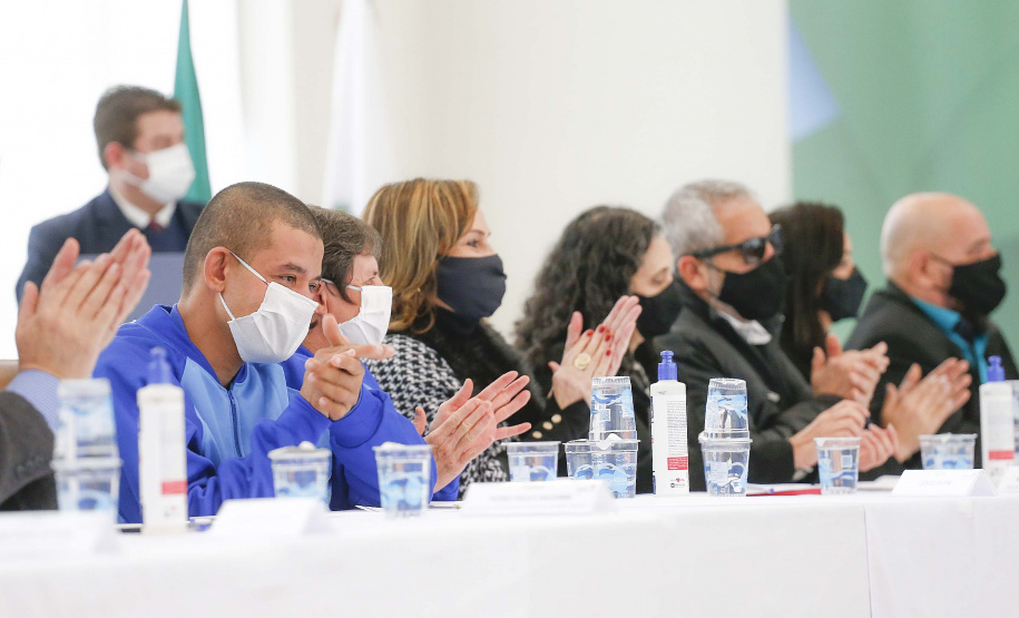 O Governo do Estado vai ampliar em 10% o investimento na educação especial do Paraná. O novo acordo, assinado nesta terça-feira (6) pelo governador Carlos Massa Ratinho Junior, em cerimônia no Palácio Iguaçu, prevê investimentos de R$ 432,3 milhões no ciclo que começa no próximo dia 1º de agosto e vai até o fim de janeiro de 2023. Foto: Jonathan Campos/AEN