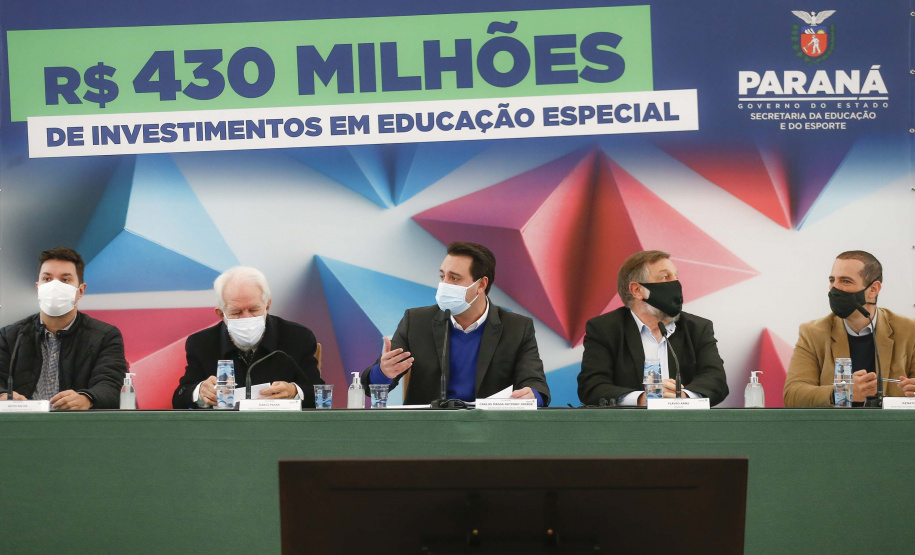 O Governo do Estado vai ampliar em 10% o investimento na educação especial do Paraná. O novo acordo, assinado nesta terça-feira (6) pelo governador Carlos Massa Ratinho Junior, em cerimônia no Palácio Iguaçu, prevê investimentos de R$ 432,3 milhões no ciclo que começa no próximo dia 1º de agosto e vai até o fim de janeiro de 2023. Foto: Jonathan Campos/AEN