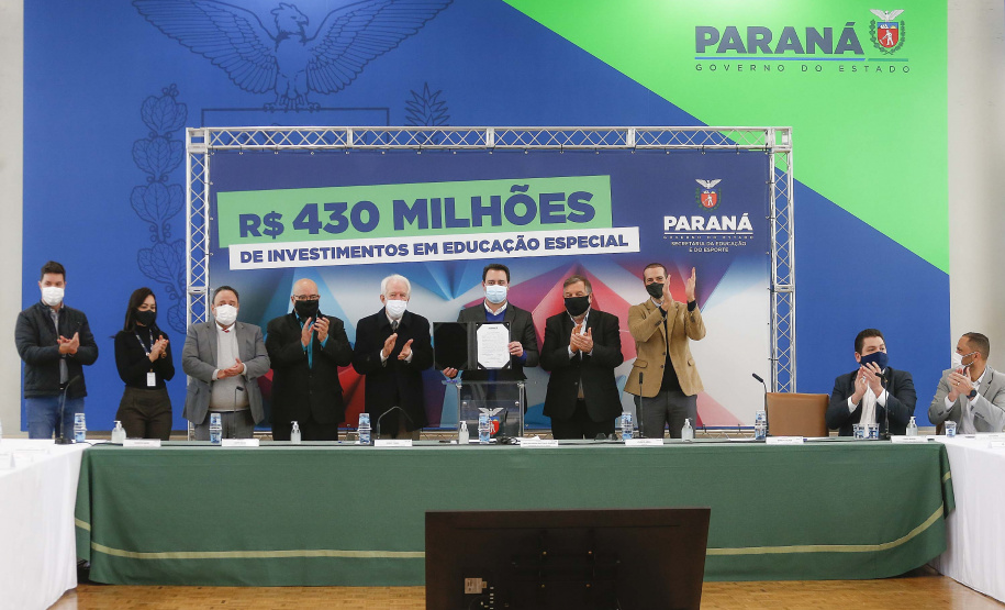 O Governo do Estado vai ampliar em 10% o investimento na educação especial do Paraná. O novo acordo, assinado nesta terça-feira (6) pelo governador Carlos Massa Ratinho Junior, em cerimônia no Palácio Iguaçu, prevê investimentos de R$ 432,3 milhões no ciclo que começa no próximo dia 1º de agosto e vai até o fim de janeiro de 2023. Foto: Jonathan Campos/AEN