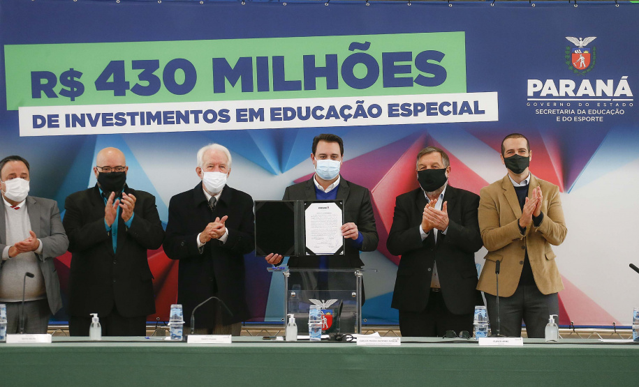 O Governo do Estado vai ampliar em 10% o investimento na educação especial do Paraná. O novo acordo, assinado nesta terça-feira (6) pelo governador Carlos Massa Ratinho Junior, em cerimônia no Palácio Iguaçu, prevê investimentos de R$ 432,3 milhões no ciclo que começa no próximo dia 1º de agosto e vai até o fim de janeiro de 2023. Foto: Jonathan Campos/AEN