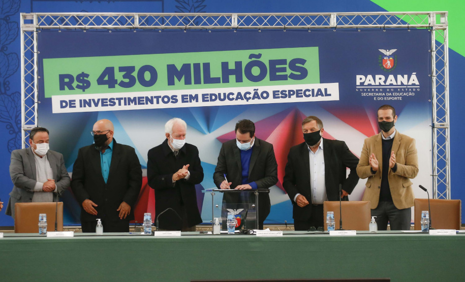 O Governo do Estado vai ampliar em 10% o investimento na educação especial do Paraná. O novo acordo, assinado nesta terça-feira (6) pelo governador Carlos Massa Ratinho Junior, em cerimônia no Palácio Iguaçu, prevê investimentos de R$ 432,3 milhões no ciclo que começa no próximo dia 1º de agosto e vai até o fim de janeiro de 2023. Foto: Jonathan Campos/AEN