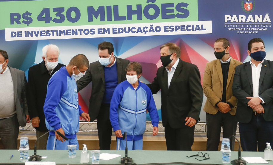 O Governo do Estado vai ampliar em 10% o investimento na educação especial do Paraná. O novo acordo, assinado nesta terça-feira (6) pelo governador Carlos Massa Ratinho Junior, em cerimônia no Palácio Iguaçu, prevê investimentos de R$ 432,3 milhões no ciclo que começa no próximo dia 1º de agosto e vai até o fim de janeiro de 2023. Foto: Jonathan Campos/AEN