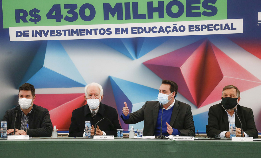 O Governo do Estado vai ampliar em 10% o investimento na educação especial do Paraná. O novo acordo, assinado nesta terça-feira (6) pelo governador Carlos Massa Ratinho Junior, em cerimônia no Palácio Iguaçu, prevê investimentos de R$ 432,3 milhões no ciclo que começa no próximo dia 1º de agosto e vai até o fim de janeiro de 2023. Foto: Jonathan Campos/AEN
