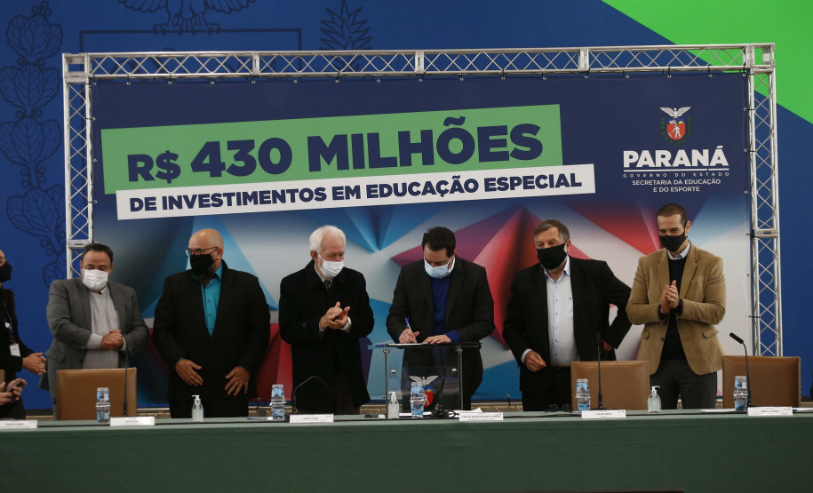 O Governo do Estado vai ampliar em 10% o investimento na educação especial do Paraná. O novo acordo, assinado nesta terça-feira (6) pelo governador Carlos Massa Ratinho Junior, em cerimônia no Palácio Iguaçu, prevê investimentos de R$ 432,3 milhões no ciclo que começa no próximo dia 1º de agosto e vai até o fim de janeiro de 2023. Foto: Jonathan Campos/AEN