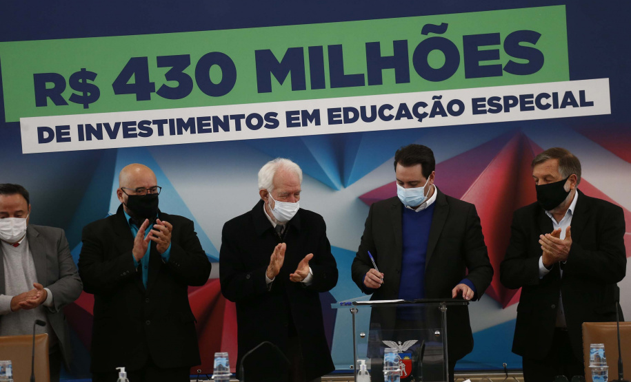O Governo do Estado vai ampliar em 10% o investimento na educação especial do Paraná. O novo acordo, assinado nesta terça-feira (6) pelo governador Carlos Massa Ratinho Junior, em cerimônia no Palácio Iguaçu, prevê investimentos de R$ 432,3 milhões no ciclo que começa no próximo dia 1º de agosto e vai até o fim de janeiro de 2023. Foto: Jonathan Campos/AEN