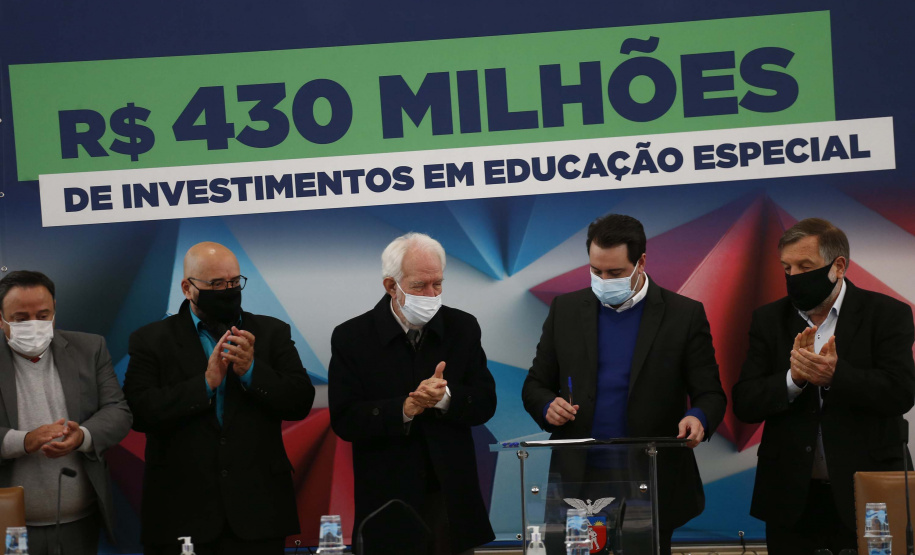 O Governo do Estado vai ampliar em 10% o investimento na educação especial do Paraná. O novo acordo, assinado nesta terça-feira (6) pelo governador Carlos Massa Ratinho Junior, em cerimônia no Palácio Iguaçu, prevê investimentos de R$ 432,3 milhões no ciclo que começa no próximo dia 1º de agosto e vai até o fim de janeiro de 2023. Foto: Jonathan Campos/AEN