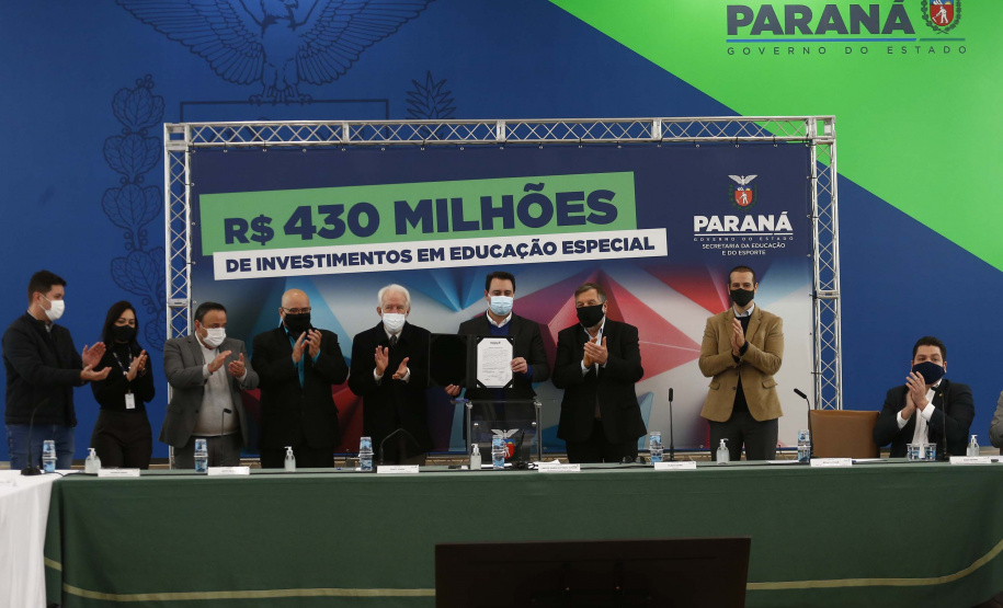 O Governo do Estado vai ampliar em 10% o investimento na educação especial do Paraná. O novo acordo, assinado nesta terça-feira (6) pelo governador Carlos Massa Ratinho Junior, em cerimônia no Palácio Iguaçu, prevê investimentos de R$ 432,3 milhões no ciclo que começa no próximo dia 1º de agosto e vai até o fim de janeiro de 2023. Foto: Jonathan Campos/AEN