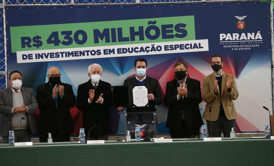O Governo do Estado vai ampliar em 10% o investimento na educação especial do Paraná. O novo acordo, assinado nesta terça-feira (6) pelo governador Carlos Massa Ratinho Junior, em cerimônia no Palácio Iguaçu, prevê investimentos de R$ 432,3 milhões no ciclo que começa no próximo dia 1º de agosto e vai até o fim de janeiro de 2023. Foto: Jonathan Campos/AEN