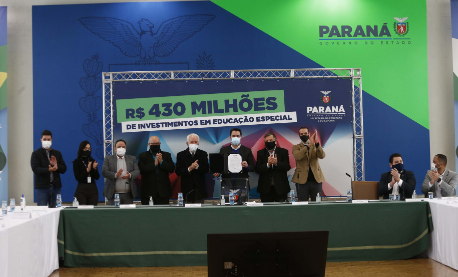 O Governo do Estado vai ampliar em 10% o investimento na educação especial do Paraná. O novo acordo, assinado nesta terça-feira (6) pelo governador Carlos Massa Ratinho Junior, em cerimônia no Palácio Iguaçu, prevê investimentos de R$ 432,3 milhões no ciclo que começa no próximo dia 1º de agosto e vai até o fim de janeiro de 2023. Foto: Jonathan Campos/AEN
