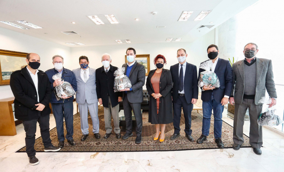 O governador Carlos Massa Ratinho Junior recebeu nesta terça-feira (6), no Palácio Iguaçu, a prefeita de Mandaguari, Ivonéia Furtado, e representantes da sociedade civil do município para discutir a possível implantação de uma trincheira e dois viadutos para melhorar os acessos da PR-444, que corta a cidade do Noroeste do Paraná.Foto: Jonathan Campos/AEN