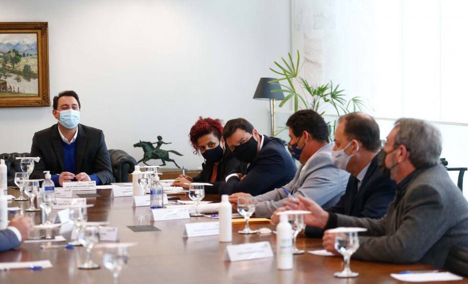 O governador Carlos Massa Ratinho Junior recebeu nesta terça-feira (6), no Palácio Iguaçu, a prefeita de Mandaguari, Ivonéia Furtado, e representantes da sociedade civil do município para discutir a possível implantação de uma trincheira e dois viadutos para melhorar os acessos da PR-444, que corta a cidade do Noroeste do Paraná.Foto: Jonathan Campos/AEN