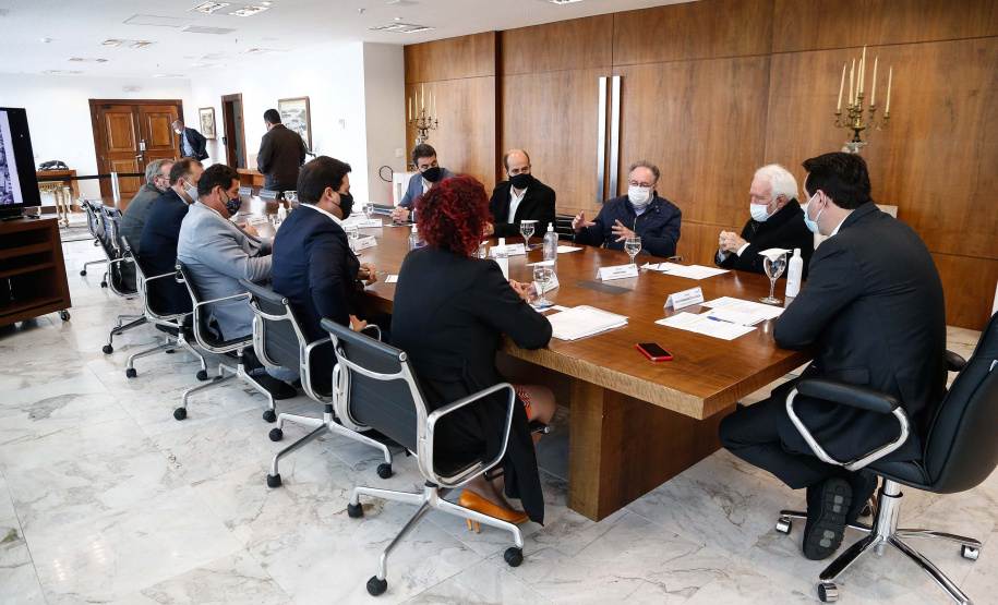 O governador Carlos Massa Ratinho Junior recebeu nesta terça-feira (6), no Palácio Iguaçu, a prefeita de Mandaguari, Ivonéia Furtado, e representantes da sociedade civil do município para discutir a possível implantação de uma trincheira e dois viadutos para melhorar os acessos da PR-444, que corta a cidade do Noroeste do Paraná.Foto: Jonathan Campos/AEN