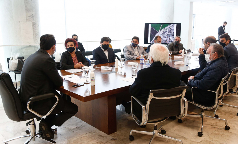 O governador Carlos Massa Ratinho Junior recebeu nesta terça-feira (6), no Palácio Iguaçu, a prefeita de Mandaguari, Ivonéia Furtado, e representantes da sociedade civil do município para discutir a possível implantação de uma trincheira e dois viadutos para melhorar os acessos da PR-444, que corta a cidade do Noroeste do Paraná.Foto: Jonathan Campos/AEN