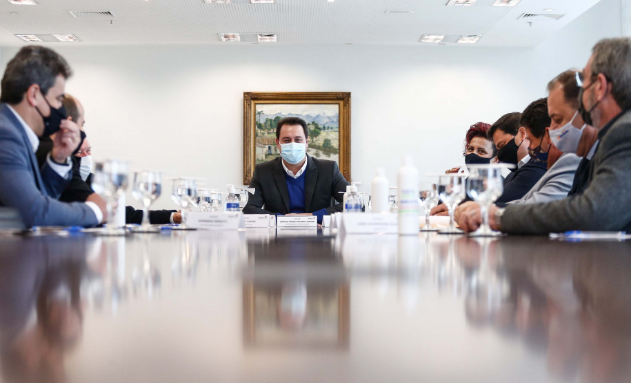 O governador Carlos Massa Ratinho Junior recebeu nesta terça-feira (6), no Palácio Iguaçu, a prefeita de Mandaguari, Ivonéia Furtado, e representantes da sociedade civil do município para discutir a possível implantação de uma trincheira e dois viadutos para melhorar os acessos da PR-444, que corta a cidade do Noroeste do Paraná.Foto: Jonathan Campos/AEN