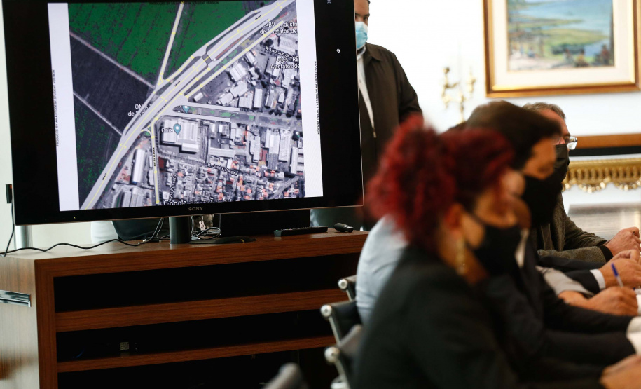 O governador Carlos Massa Ratinho Junior recebeu nesta terça-feira (6), no Palácio Iguaçu, a prefeita de Mandaguari, Ivonéia Furtado, e representantes da sociedade civil do município para discutir a possível implantação de uma trincheira e dois viadutos para melhorar os acessos da PR-444, que corta a cidade do Noroeste do Paraná.Foto: Jonathan Campos/AEN