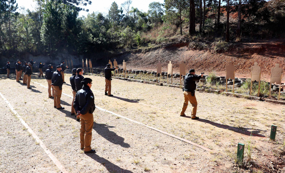 Academia Policial Militar ministra curso de aperfeiçoamento para 60 oficiais da PMPR.
Foto: Ari Dias/AEN