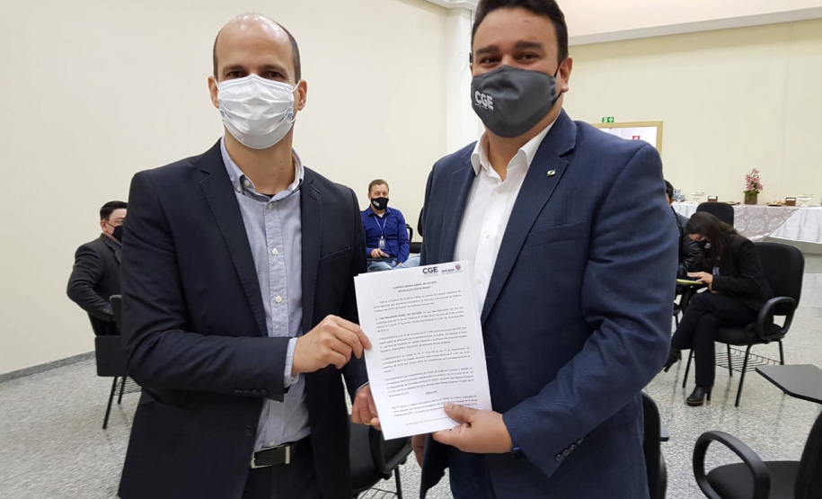 A área de auditoria do Poder Executivo ficou mais forte. A resolução 40, da Controladoria-Geral do Estado (CGE), aprova o Estatuto de Auditoria Interna do Estado do Paraná, com diretrizes e responsabilidades para a atividade. 

O documento foi assinado nesta quarta-feira (07) pelo controlador-geral do Estado, Raul Siqueira; e pelo coordenador-geral de Métodos, Capacitação e Qualidade, da Controladoria-Geral da União (CGU), Sérgio Filgueiras de Paula.  Foto:CGE