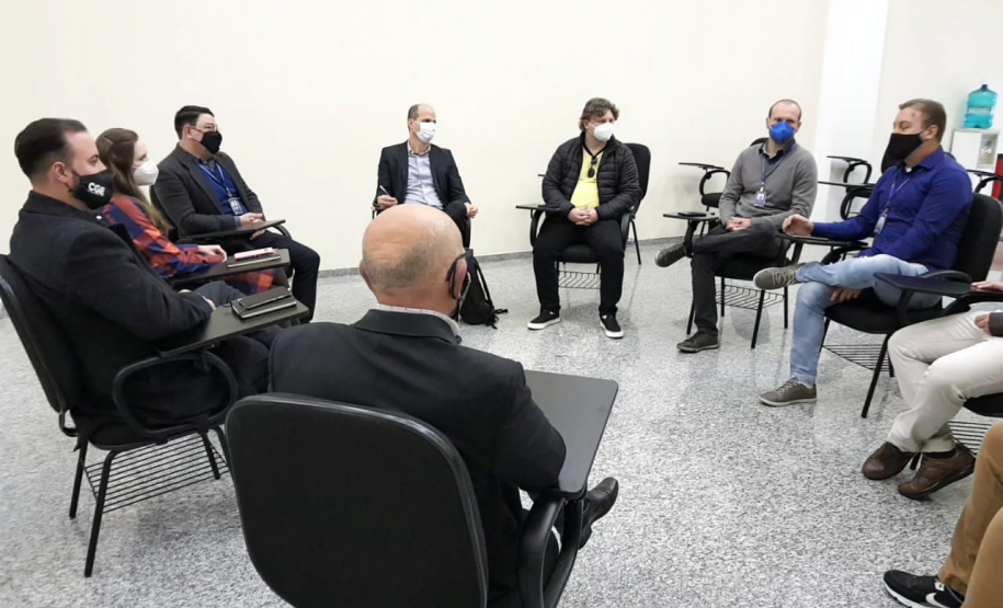 A área de auditoria do Poder Executivo ficou mais forte. A resolução 40, da Controladoria-Geral do Estado (CGE), aprova o Estatuto de Auditoria Interna do Estado do Paraná, com diretrizes e responsabilidades para a atividade. 

O documento foi assinado nesta quarta-feira (07) pelo controlador-geral do Estado, Raul Siqueira; e pelo coordenador-geral de Métodos, Capacitação e Qualidade, da Controladoria-Geral da União (CGU), Sérgio Filgueiras de Paula.  Foto:CGE