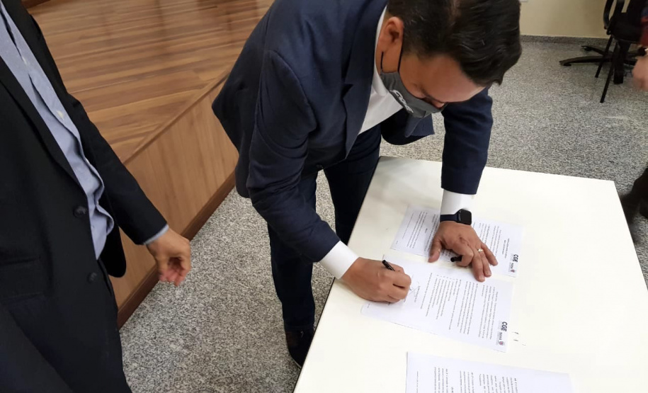 A área de auditoria do Poder Executivo ficou mais forte. A resolução 40, da Controladoria-Geral do Estado (CGE), aprova o Estatuto de Auditoria Interna do Estado do Paraná, com diretrizes e responsabilidades para a atividade. 

O documento foi assinado nesta quarta-feira (07) pelo controlador-geral do Estado, Raul Siqueira; e pelo coordenador-geral de Métodos, Capacitação e Qualidade, da Controladoria-Geral da União (CGU), Sérgio Filgueiras de Paula.  Foto:CGE