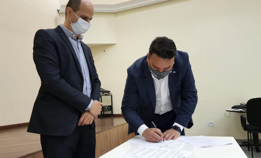 A área de auditoria do Poder Executivo ficou mais forte. A resolução 40, da Controladoria-Geral do Estado (CGE), aprova o Estatuto de Auditoria Interna do Estado do Paraná, com diretrizes e responsabilidades para a atividade. 

O documento foi assinado nesta quarta-feira (07) pelo controlador-geral do Estado, Raul Siqueira; e pelo coordenador-geral de Métodos, Capacitação e Qualidade, da Controladoria-Geral da União (CGU), Sérgio Filgueiras de Paula.  Foto:CGE