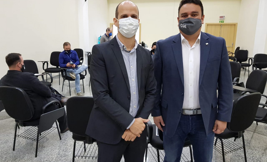 A área de auditoria do Poder Executivo ficou mais forte. A resolução 40, da Controladoria-Geral do Estado (CGE), aprova o Estatuto de Auditoria Interna do Estado do Paraná, com diretrizes e responsabilidades para a atividade. 

O documento foi assinado nesta quarta-feira (07) pelo controlador-geral do Estado, Raul Siqueira; e pelo coordenador-geral de Métodos, Capacitação e Qualidade, da Controladoria-Geral da União (CGU), Sérgio Filgueiras de Paula.  Foto:CGE