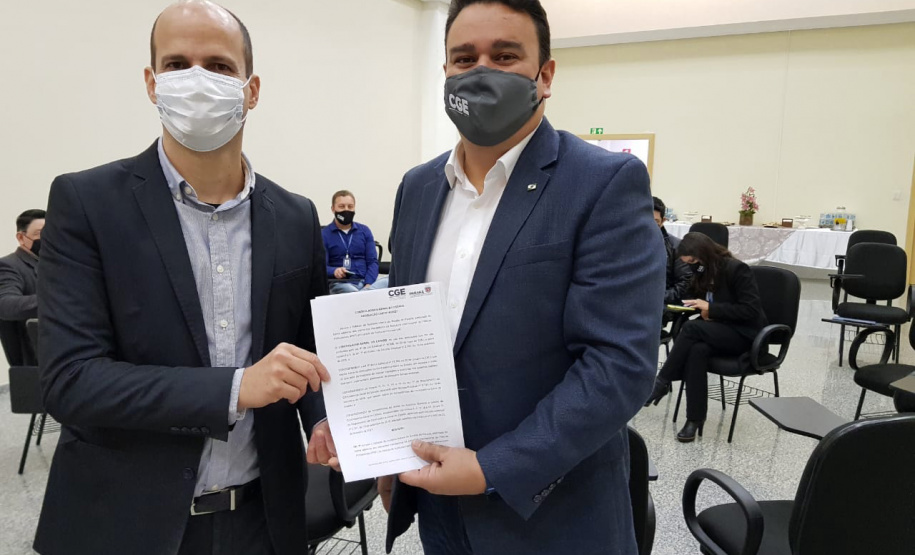 A área de auditoria do Poder Executivo ficou mais forte. A resolução 40, da Controladoria-Geral do Estado (CGE), aprova o Estatuto de Auditoria Interna do Estado do Paraná, com diretrizes e responsabilidades para a atividade. 

O documento foi assinado nesta quarta-feira (07) pelo controlador-geral do Estado, Raul Siqueira; e pelo coordenador-geral de Métodos, Capacitação e Qualidade, da Controladoria-Geral da União (CGU), Sérgio Filgueiras de Paula.  Foto:CGE