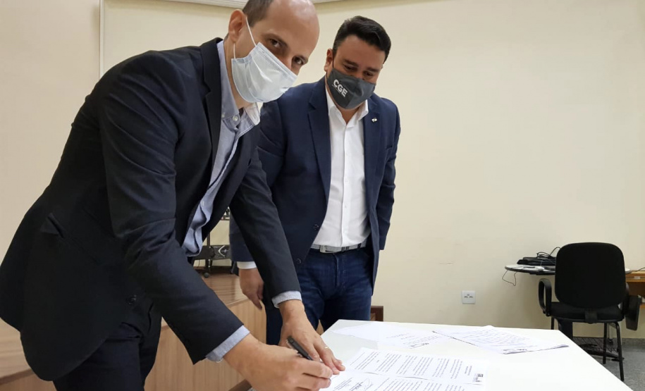 A área de auditoria do Poder Executivo ficou mais forte. A resolução 40, da Controladoria-Geral do Estado (CGE), aprova o Estatuto de Auditoria Interna do Estado do Paraná, com diretrizes e responsabilidades para a atividade. 

O documento foi assinado nesta quarta-feira (07) pelo controlador-geral do Estado, Raul Siqueira; e pelo coordenador-geral de Métodos, Capacitação e Qualidade, da Controladoria-Geral da União (CGU), Sérgio Filgueiras de Paula.  Foto:CGE