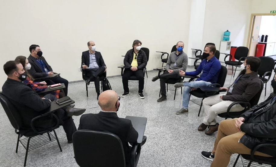 A área de auditoria do Poder Executivo ficou mais forte. A resolução 40, da Controladoria-Geral do Estado (CGE), aprova o Estatuto de Auditoria Interna do Estado do Paraná, com diretrizes e responsabilidades para a atividade. 

O documento foi assinado nesta quarta-feira (07) pelo controlador-geral do Estado, Raul Siqueira; e pelo coordenador-geral de Métodos, Capacitação e Qualidade, da Controladoria-Geral da União (CGU), Sérgio Filgueiras de Paula.  Foto:CGE