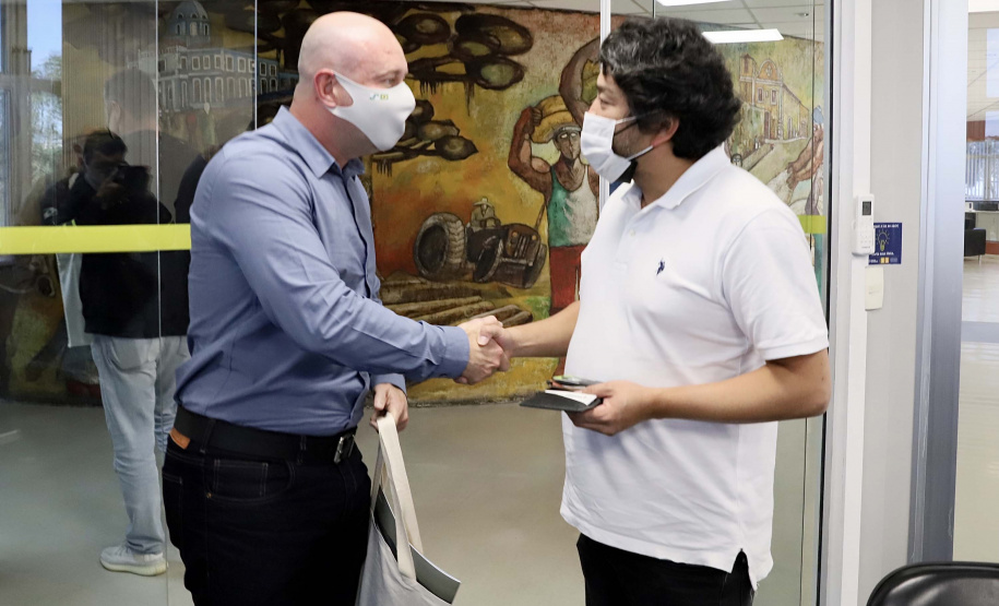 A Portos do Paraná recebeu nesta quarta-feira (7) uma comitiva de empresários asiáticos interessados em conhecer os diferenciais do Porto de Paranaguá, em relação a outros portos, no embarque de açúcar ensacado