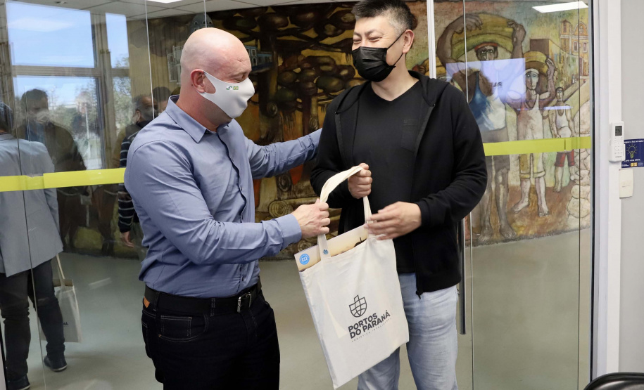 A Portos do Paraná recebeu nesta quarta-feira (7) uma comitiva de empresários asiáticos interessados em conhecer os diferenciais do Porto de Paranaguá, em relação a outros portos, no embarque de açúcar ensacado