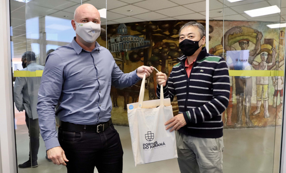 A Portos do Paraná recebeu nesta quarta-feira (7) uma comitiva de empresários asiáticos interessados em conhecer os diferenciais do Porto de Paranaguá, em relação a outros portos, no embarque de açúcar ensacado