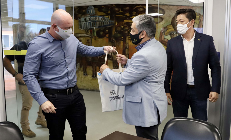 A Portos do Paraná recebeu nesta quarta-feira (7) uma comitiva de empresários asiáticos interessados em conhecer os diferenciais do Porto de Paranaguá, em relação a outros portos, no embarque de açúcar ensacado