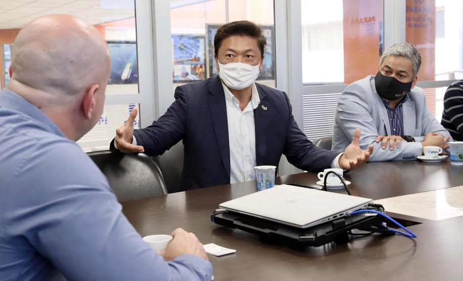 A Portos do Paraná recebeu nesta quarta-feira (7) uma comitiva de empresários asiáticos interessados em conhecer os diferenciais do Porto de Paranaguá, em relação a outros portos, no embarque de açúcar ensacado