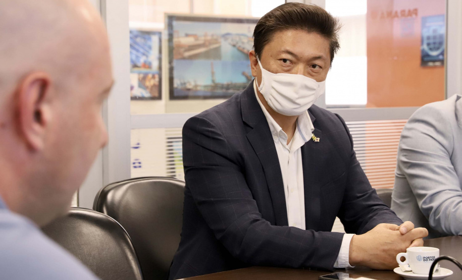 A Portos do Paraná recebeu nesta quarta-feira (7) uma comitiva de empresários asiáticos interessados em conhecer os diferenciais do Porto de Paranaguá, em relação a outros portos, no embarque de açúcar ensacado