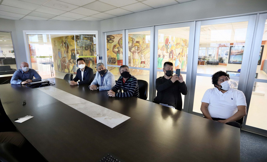 A Portos do Paraná recebeu nesta quarta-feira (7) uma comitiva de empresários asiáticos interessados em conhecer os diferenciais do Porto de Paranaguá, em relação a outros portos, no embarque de açúcar ensacado