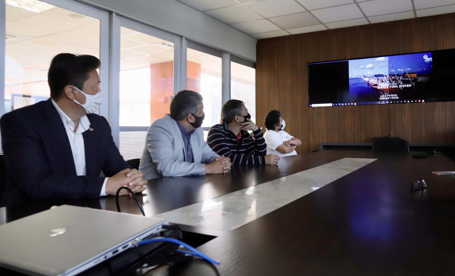 A Portos do Paraná recebeu nesta quarta-feira (7) uma comitiva de empresários asiáticos interessados em conhecer os diferenciais do Porto de Paranaguá, em relação a outros portos, no embarque de açúcar ensacado