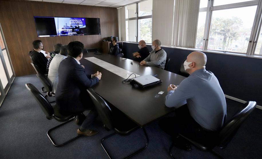 Eles foram recepcionados pelo diretor de Desenvolvimento Empresarial da empresa pública, André Pioli, apresentou os investimentos futuros e falou sobre os diferenciais de exportar através de Paranaguá, enfatizando a prioridade de embarque do granel e ensacado.Foto: Claudio Neves/Portos do Paraná
