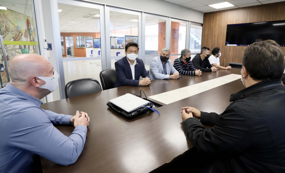 Eles foram recepcionados pelo diretor de Desenvolvimento Empresarial da empresa pública, André Pioli, apresentou os investimentos futuros e falou sobre os diferenciais de exportar através de Paranaguá, enfatizando a prioridade de embarque do granel e ensacado.Foto: Claudio Neves/Portos do Paraná