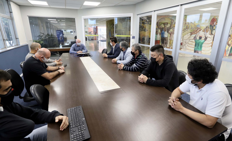 Eles foram recepcionados pelo diretor de Desenvolvimento Empresarial da empresa pública, André Pioli, apresentou os investimentos futuros e falou sobre os diferenciais de exportar através de Paranaguá, enfatizando a prioridade de embarque do granel e ensacado.Foto: Claudio Neves/Portos do Paraná