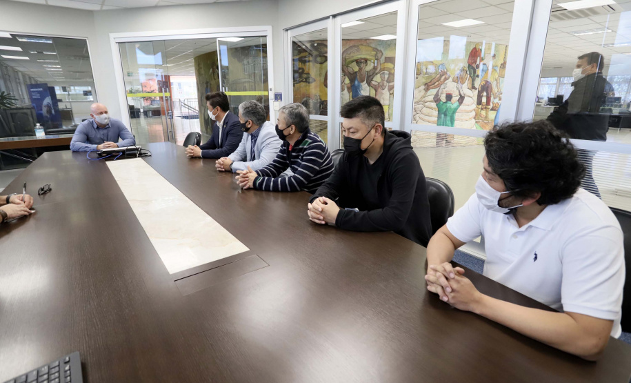 Eles foram recepcionados pelo diretor de Desenvolvimento Empresarial da empresa pública, André Pioli, apresentou os investimentos futuros e falou sobre os diferenciais de exportar através de Paranaguá, enfatizando a prioridade de embarque do granel e ensacado.Foto: Claudio Neves/Portos do Paraná