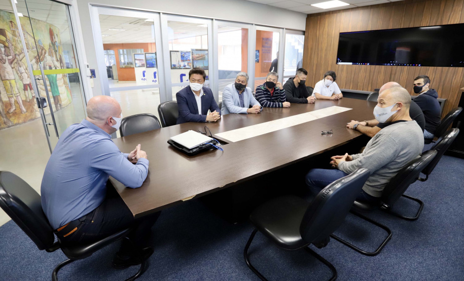 Eles foram recepcionados pelo diretor de Desenvolvimento Empresarial da empresa pública, André Pioli, apresentou os investimentos futuros e falou sobre os diferenciais de exportar através de Paranaguá, enfatizando a prioridade de embarque do granel e ensacado.Foto: Claudio Neves/Portos do Paraná