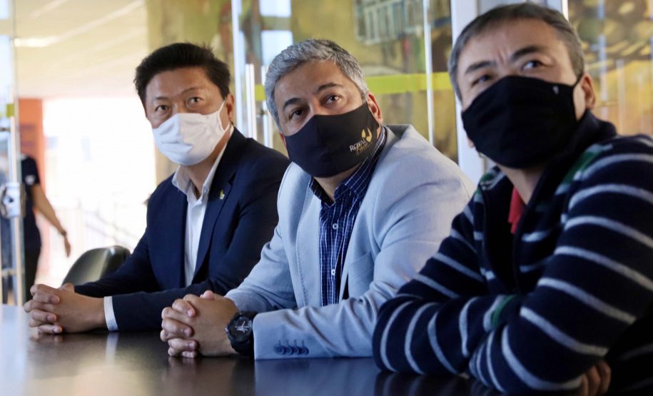 Eles foram recepcionados pelo diretor de Desenvolvimento Empresarial da empresa pública, André Pioli, apresentou os investimentos futuros e falou sobre os diferenciais de exportar através de Paranaguá, enfatizando a prioridade de embarque do granel e ensacado.Foto: Claudio Neves/Portos do Paraná