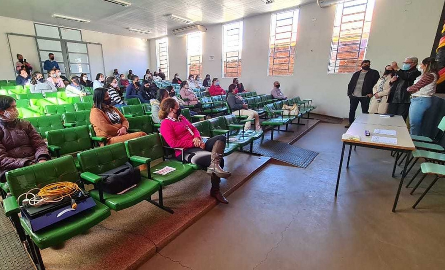 A obra de construção de 32 casas populares aproxima-se da conclusão em Flórida, cidade da região Noroeste do Estado. Com um investimento de R$ 2 milhões do Governo do Paraná, o empreendimento deve ser concluído e entregue aos beneficiários nas próximas semanas.
Foto: Jaime Dallagnol/Cohapar